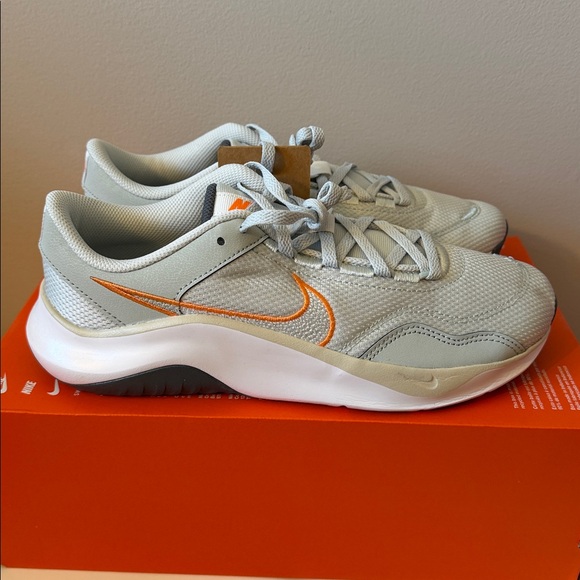 Nike Legend Essential 3 Light Silver DM1120-008 Men’s Size 7 - Picture 2 of 6